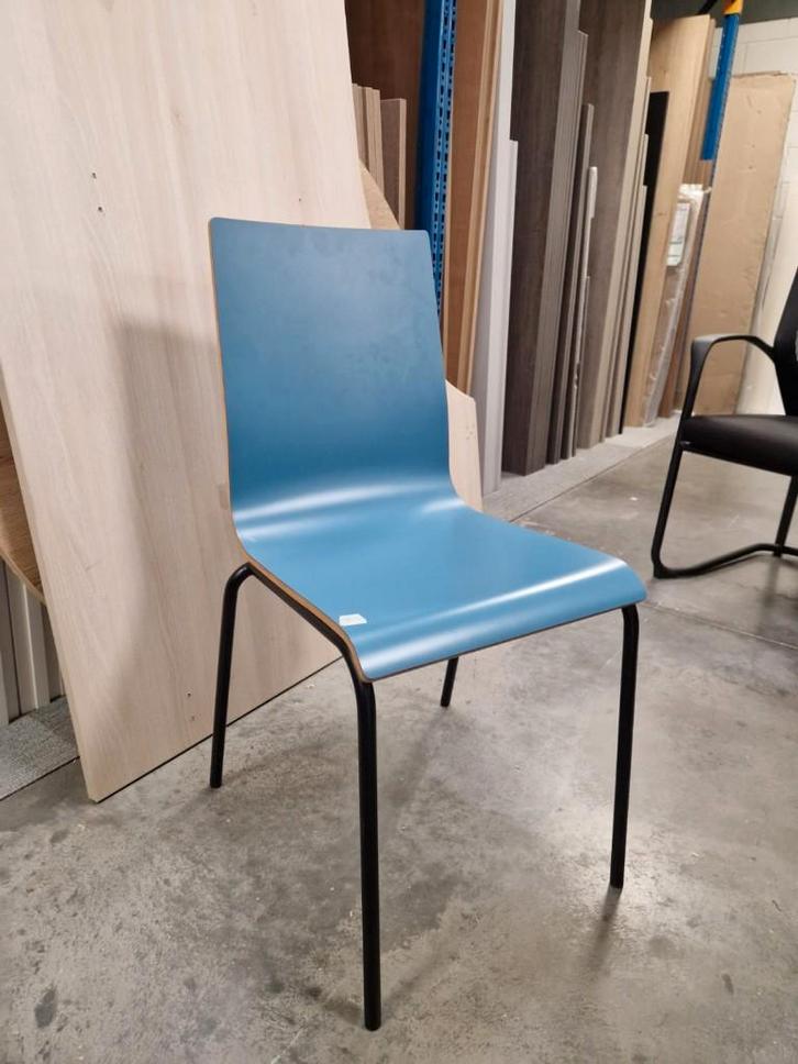 Kantine Vergaderstoel - Houtlook - Lichtblauw - Zwarte Poten, Huis en Inrichting, Stoelen, Zo goed als nieuw, Eén, Hout, Metaal