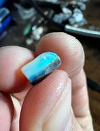 Stukje Australisch opaal, Ophalen