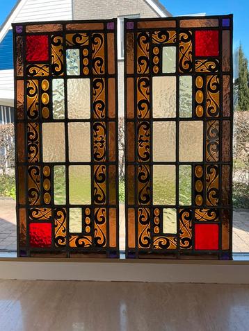 GEBRANDSCHILDERD GLAS IN LOOD, OMSTREEKS 1880 , SET VAN 2 beschikbaar voor biedingen