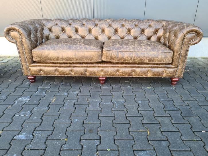 Nieuwe ruime Engelse Chesterfield bank + BEZORGING GRATIS, Huis en Inrichting, Banken | Bankstellen, Nieuw, Rechte bank, Leer