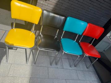 Vier leuke stoelen vintage beschikbaar voor biedingen