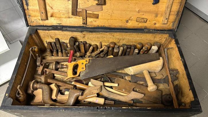 Oude gereedschapskist met inhoud, Antiek en Kunst, Antiek | Gereedschap en Instrumenten, Verzenden
