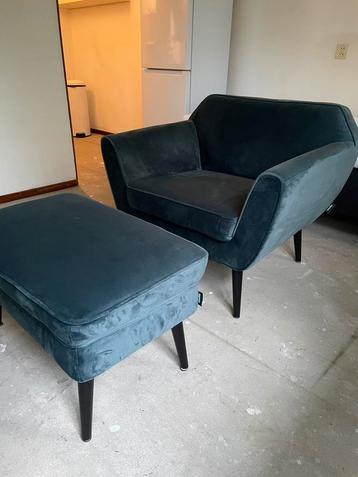 Luxe stoel met voetenbank beschikbaar voor biedingen