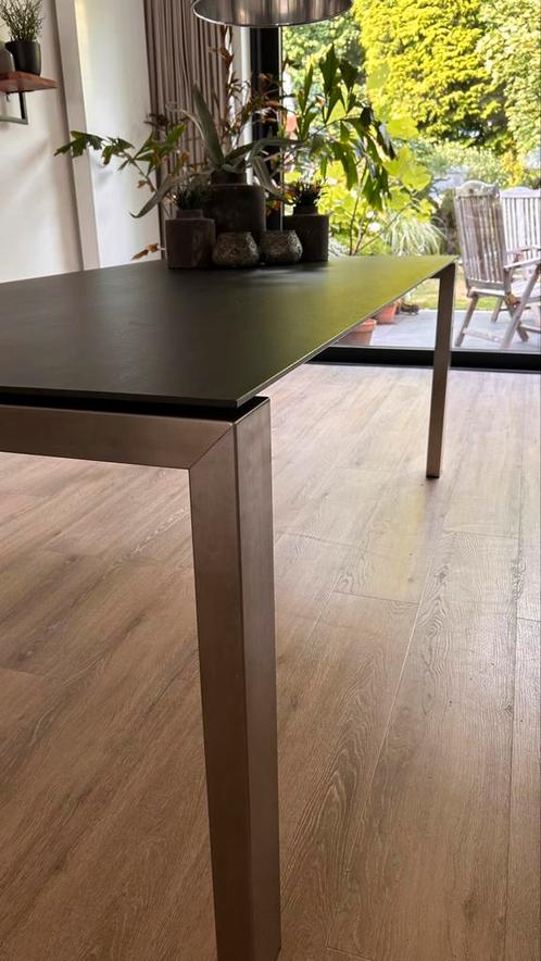 Moderne eettafel 210 x 100 (rvs-poten en composiet-blad), Huis en Inrichting, Tafels | Eettafels, Zo goed als nieuw, 100 tot 150 cm