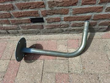 Montage beugel voor schotel antenne. beschikbaar voor biedingen
