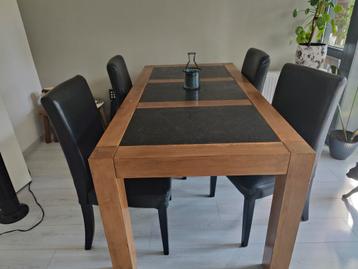 Massief houten eettafel met stenen