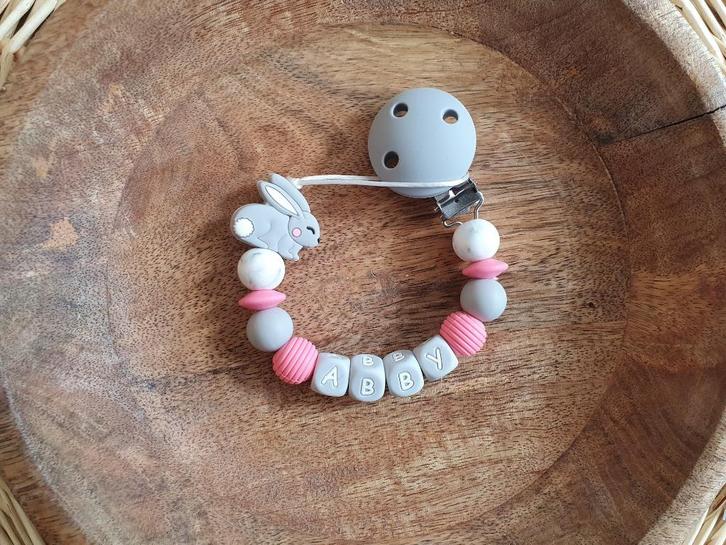 speenkoord konijn grijs met of zonder naam €10,95, Kinderen en Baby's, Kraamcadeaus en Geboorteborden, Nieuw, Kraamcadeau, Ophalen of Verzenden