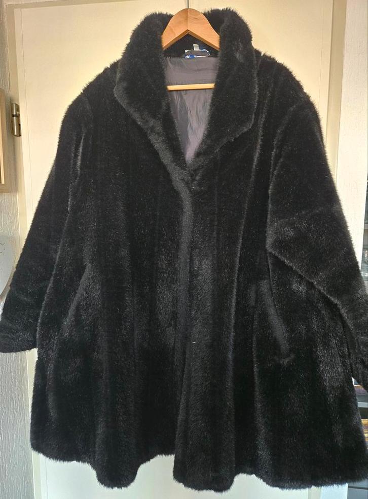 54 56 heerlijke jas A-lijn fake fur zwart oto75cm  zoom100cm, Kleding | Dames, Grote Maten, Zo goed als nieuw, Jas of Mantel, Zwart