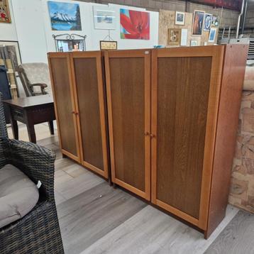 Twee wandkastjes plankenkasten beschikbaar voor biedingen