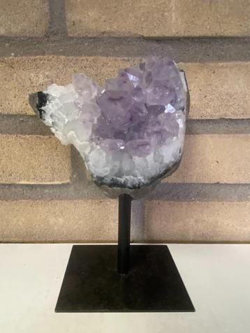 Amethist op standaard – 16 cm beschikbaar voor biedingen