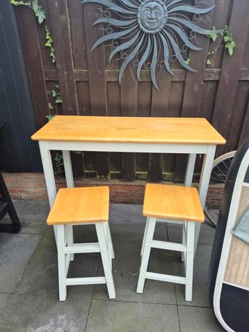 Houten Tafel met 2 Krukjes beschikbaar voor biedingen