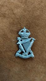 Originele WW2 capbadge Royal Ulster Rifles., Ophalen of Verzenden, Landmacht, Engeland, Embleem of Badge