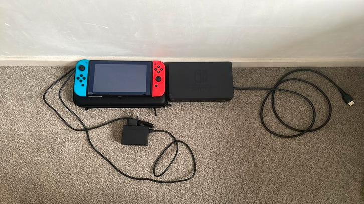 Switch V2 2023, Spelcomputers en Games, Spelcomputers | Nintendo Switch, Gebruikt, Switch Original, Met 2 controllers, Met games