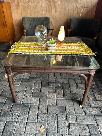 Mooie grote vintage jaren 70 rotan salon tafel, glazen blad beschikbaar voor biedingen