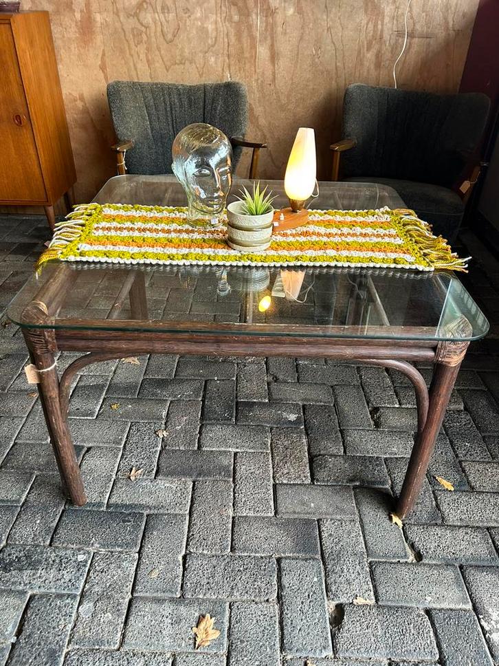 Mooie grote vintage jaren 70 rotan salon tafel, glazen blad, Verzamelen, Retro, Huis en Inrichting, Ophalen