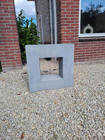 Plantenbak met venster - Zo goed als nieuw beschikbaar voor biedingen