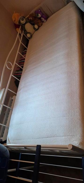 Eenpersoonsbed met matras beschikbaar voor biedingen