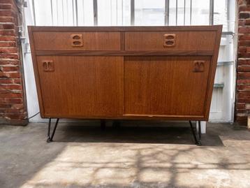 vintage kast / commode  op metalen hairpin poten beschikbaar voor biedingen
