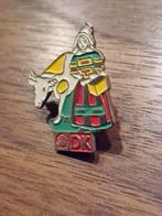 V 655 Vintage Shell Pin - Boerin met Koe, Verzamelen, Speldjes, Pins en Buttons, Ophalen of Verzenden, Gebruikt, Overige onderwerpen