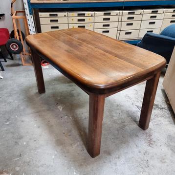 Robuuste eettafel  beschikbaar voor biedingen