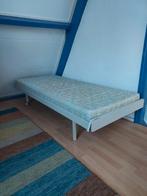 IJzeren bed met wieltjes aan 1 kant, Huis en Inrichting, Slaapkamer | Bedden, Ophalen