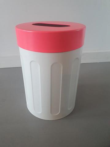 Een leuke prullenbak, goed voor nog n tweede ronde, kind beschikbaar voor biedingen