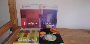 1serie met 4boekjes geloof hoop liefde en licht beschikbaar voor biedingen