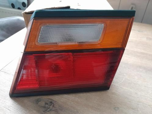 NOS - Achterlicht (klep) - Rechts - Nissan Primera P10, Auto diversen, Overige Auto diversen, Verzenden