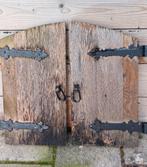 Oude houten luiken met smeedijzeren beslag, Ophalen