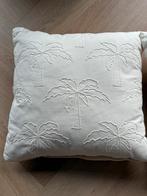 Twee off white kussens opgestikte pakmboom, Huis en Inrichting, Woonaccessoires | Kussens, Ophalen of Verzenden, Zo goed als nieuw