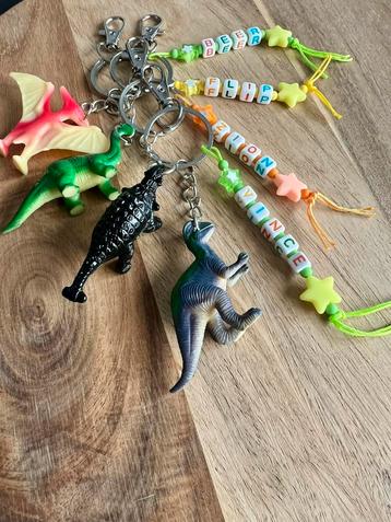 Dinosaurus sleutelhanger + naam LEUK TRAKTEREN BASISSCHOOL beschikbaar voor biedingen