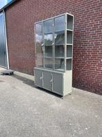 VITRINEKAST OLIJFGROEN 6 DEURS 142 CMMETAAL  EXTRA ACTIE, Huis en Inrichting, Kasten | Vitrinekasten, Met deur(en), 100 tot 150 cm