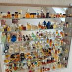 Vitrinekast met miniatuur parfum flesjes (zie foto's), Ophalen, Miniatuur