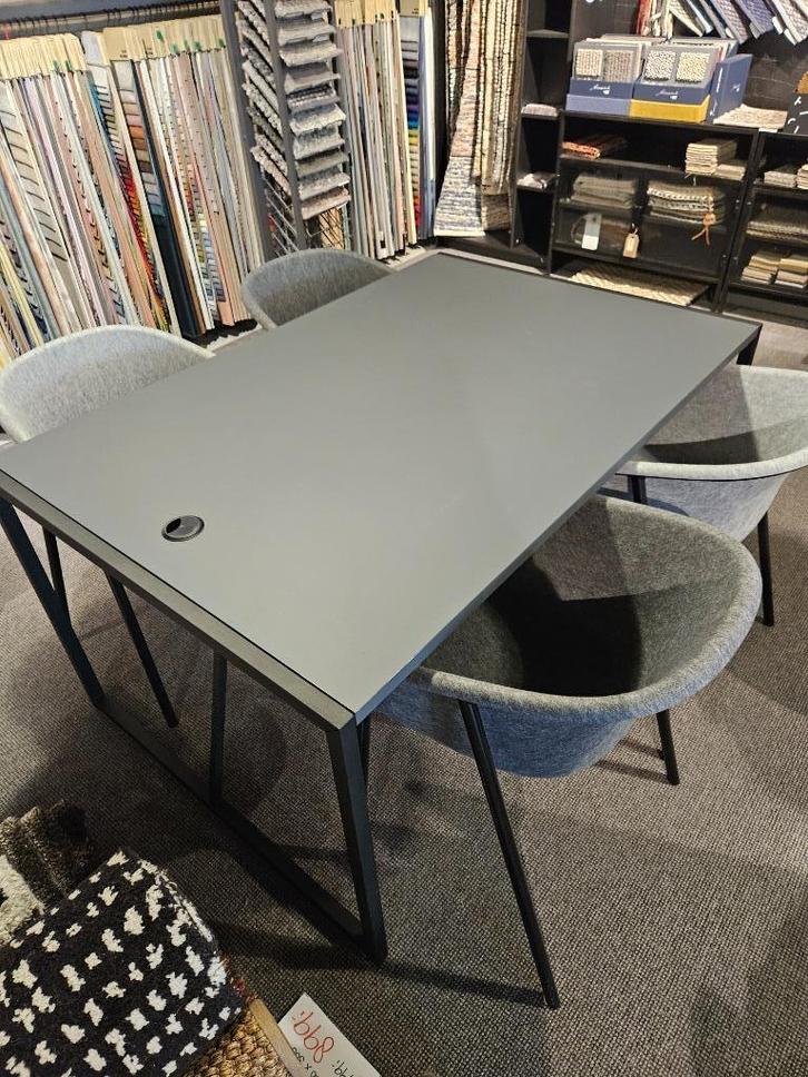 Showroomsale Design Tafel/ bureau + 4 stoelen de Vorm, Huis en Inrichting, Tafels | Eettafels, Zo goed als nieuw, 50 tot 100 cm