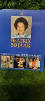 6 mokken koninklijk huis, en boek Beatrix 50 jaar verzamelen, Verzamelen, Koninklijk Huis en Royalty, Nederland, Ophalen of Verzenden