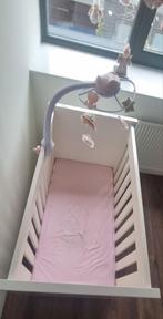 Ledikant 60x120 met matras en Playmobil mobile, Kinderen en Baby's, Babywiegjes en Ledikanten, Ophalen, Zo goed als nieuw, Ledikant