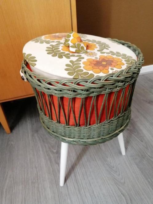 Naaimandje in retro stijl, vintage., Hobby en Vrije tijd, Naaien en Fournituren, Zo goed als nieuw, Ophalen