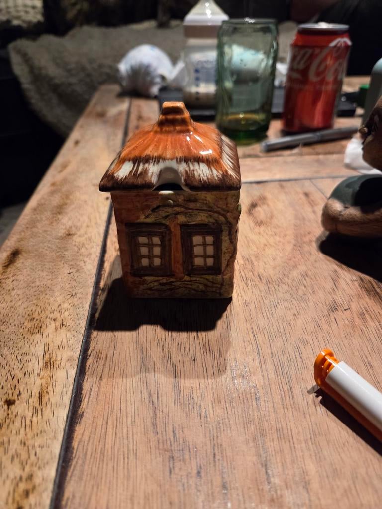 Keramieken huisje met rieten dakje, Antiek en Kunst, Antiek | Keramiek en Aardewerk, Ophalen of Verzenden