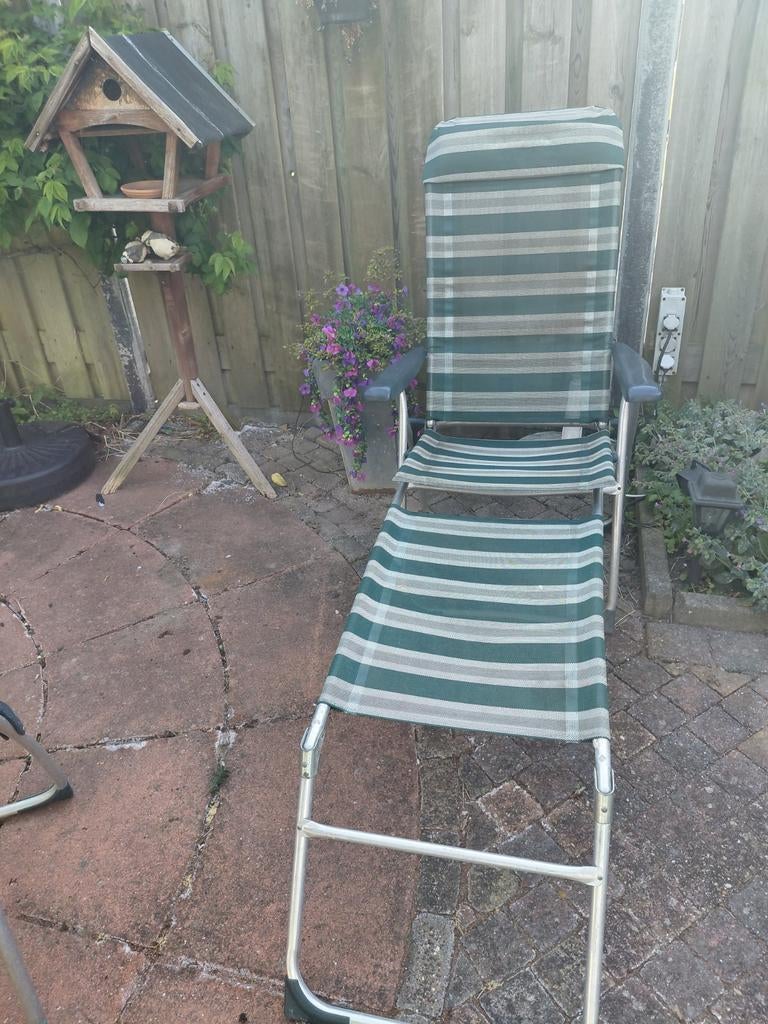 Gestreepte tuinstoelen 2x met voetenbankje, Ophalen of Verzenden, Gebruikt, Metaal, Verstelbaar