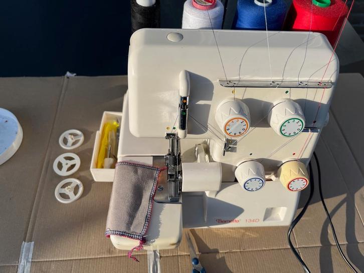 Goed onderhoud Bernette for Bernina overlock machine., Hobby en Vrije tijd, Naaimachines en Toebehoren, Zo goed als nieuw, Lockmachine