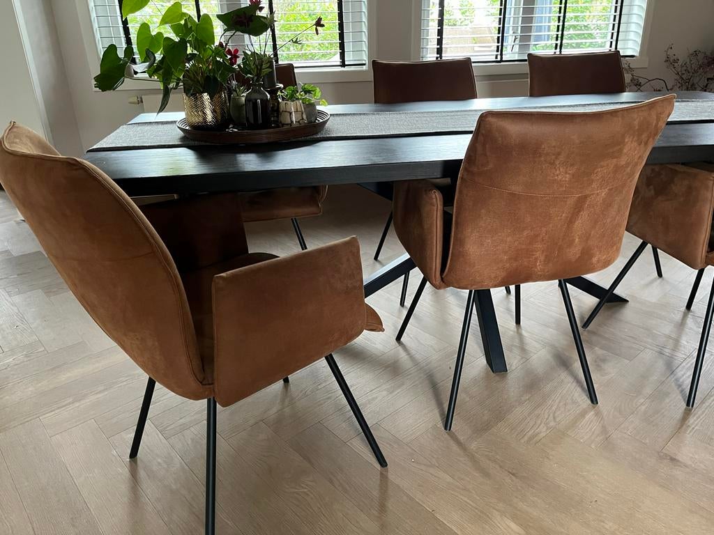 8 Cognac Eetkamerstoelen van Woonexpress - twee jaar oud, Huis en Inrichting, Stoelen, Ophalen, Bruin, Zo goed als nieuw, Stof