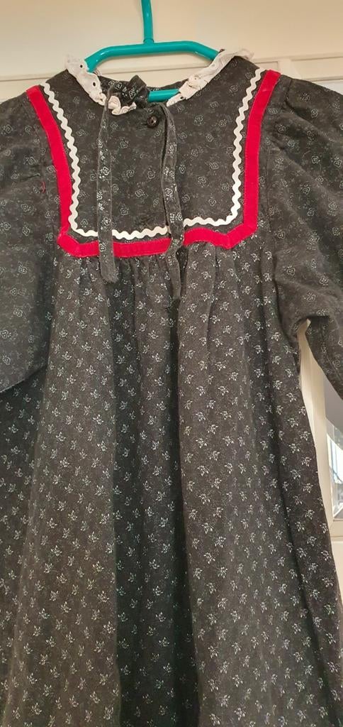 Vintage kinderjurk maat 128 zwart met rode bies, Antiek en Kunst, Antiek | Kleding en Accessoires, Ophalen of Verzenden