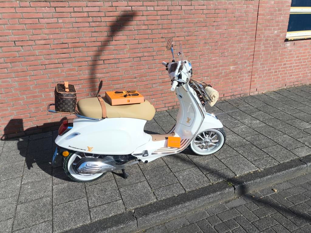 Vespa Primavera Louis Vuitton uitvoering - Blauw kenteken, Fietsen en Brommers, Ophalen of Verzenden, Zo goed als nieuw