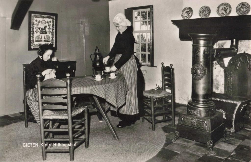 Gieten Klein Hilbingshof interieur klederdracht OM222, Ophalen, 1960 tot 1980, Ongelopen, Drenthe