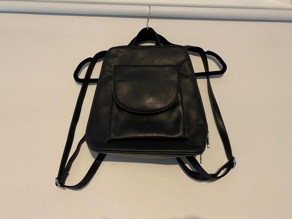 Zwarte rugtas (lederlook), Sieraden, Tassen en Uiterlijk, Tassen | Damestassen, Ophalen of Verzenden, Zo goed als nieuw, Zwart