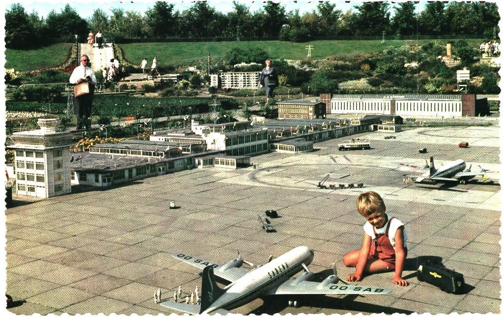 914399 Madurodam Den Haag ZH 1962 Vliegveld Schiphol Gelopen, Verzamelen, Ansichtkaarten | Nederland, Ophalen of Verzenden, 1960 tot 1980