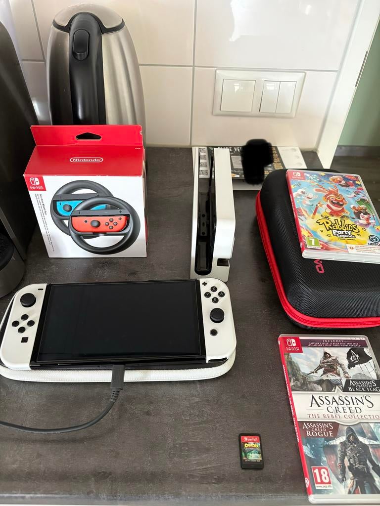 Switch Oled met meerdere accessoires!, Spelcomputers en Games, Spelcomputers | Nintendo Switch, Switch OLED, Met games, Ophalen of Verzenden
