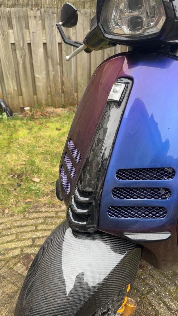 Vespa carbon claxonneus, Fietsen en Brommers, Ophalen of Verzenden, Zo goed als nieuw, Vespa