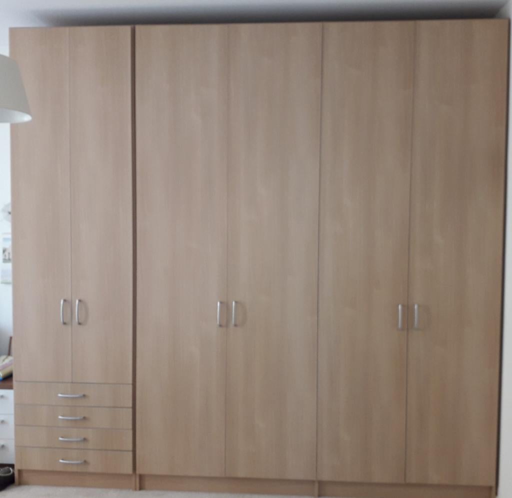 linnenkast  met heel veel ruimte, Gebruikt, Licht eikendecor, 200 cm of meer, 200 cm of meer