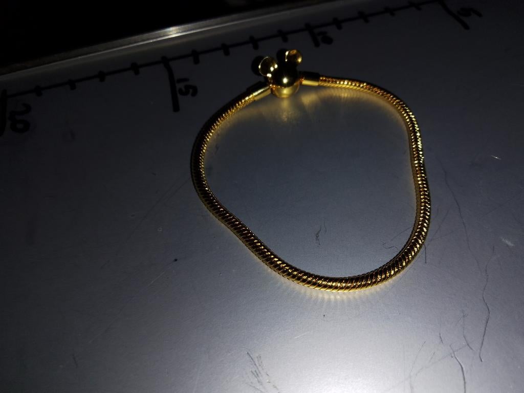 Goudkleurige armband met Mickey Mouse bedel, Ophalen of Verzenden, Goud, Goud